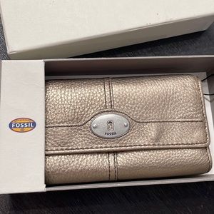 Metallic /gold never used Fossil wallet for woman in box.
